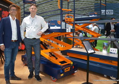 Xander Speelman (Hetronic) and Patrick van Vugt (Royal Brinkman) next to the new BeNomic pipe rail trolley. New type of pipe rail trolley added to BeNomic line (hortidaily.com)